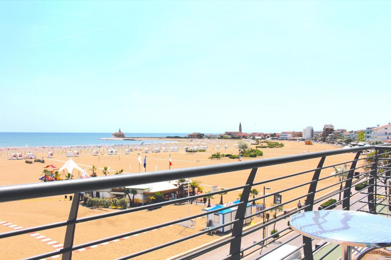 Hotel Riviera Каорле Екстериор снимка