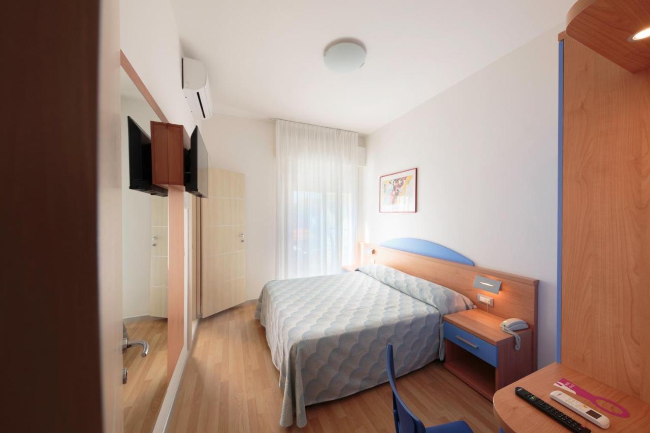 Hotel Riviera Каорле Екстериор снимка