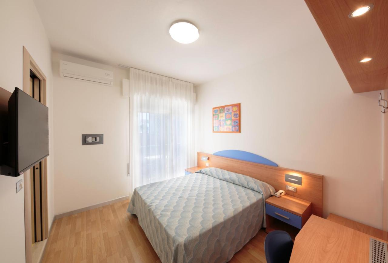 Hotel Riviera Каорле Екстериор снимка