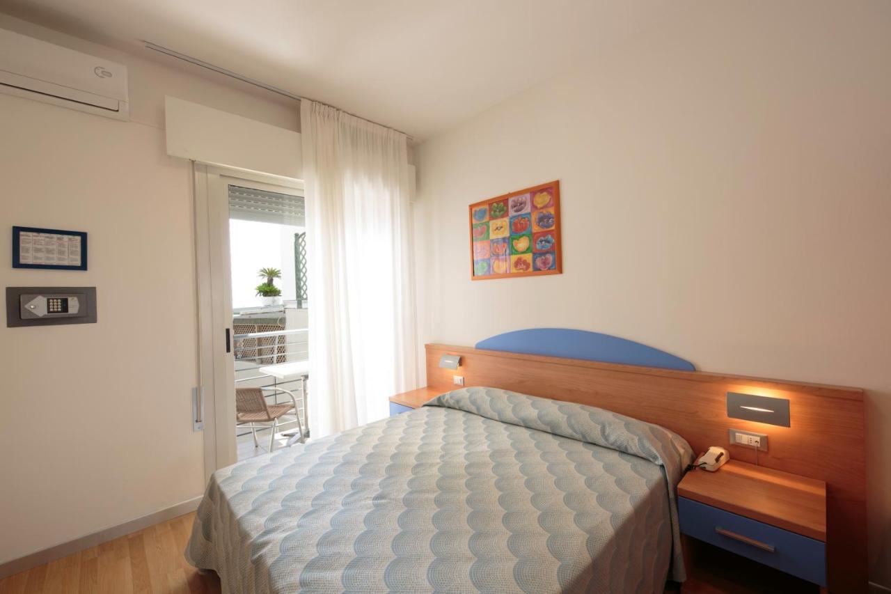 Hotel Riviera Каорле Екстериор снимка