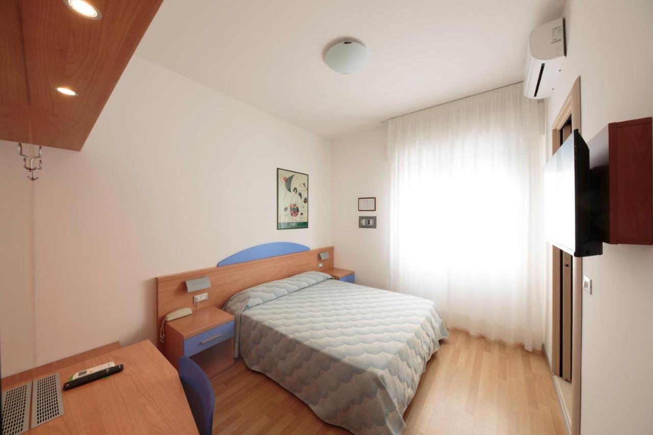 Hotel Riviera Каорле Екстериор снимка