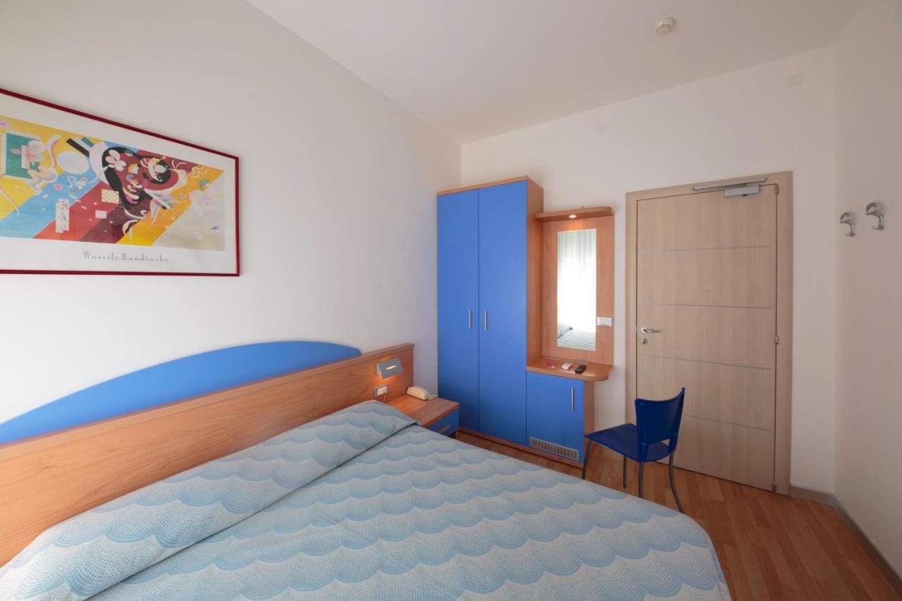 Hotel Riviera Каорле Екстериор снимка
