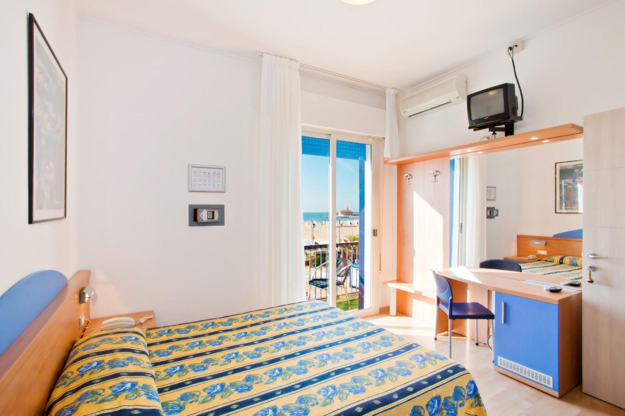 Hotel Riviera Каорле Екстериор снимка