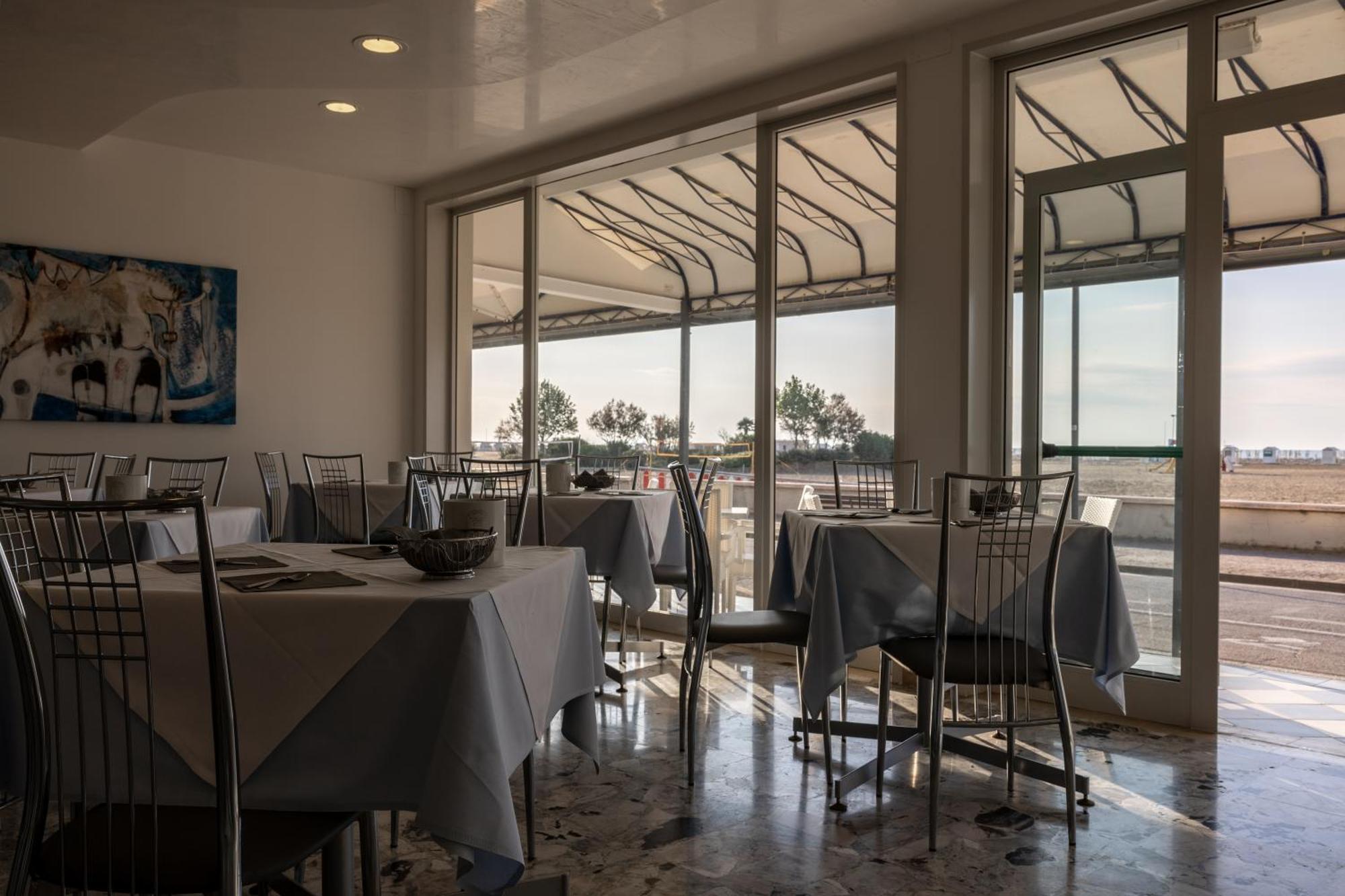 Hotel Riviera Каорле Екстериор снимка