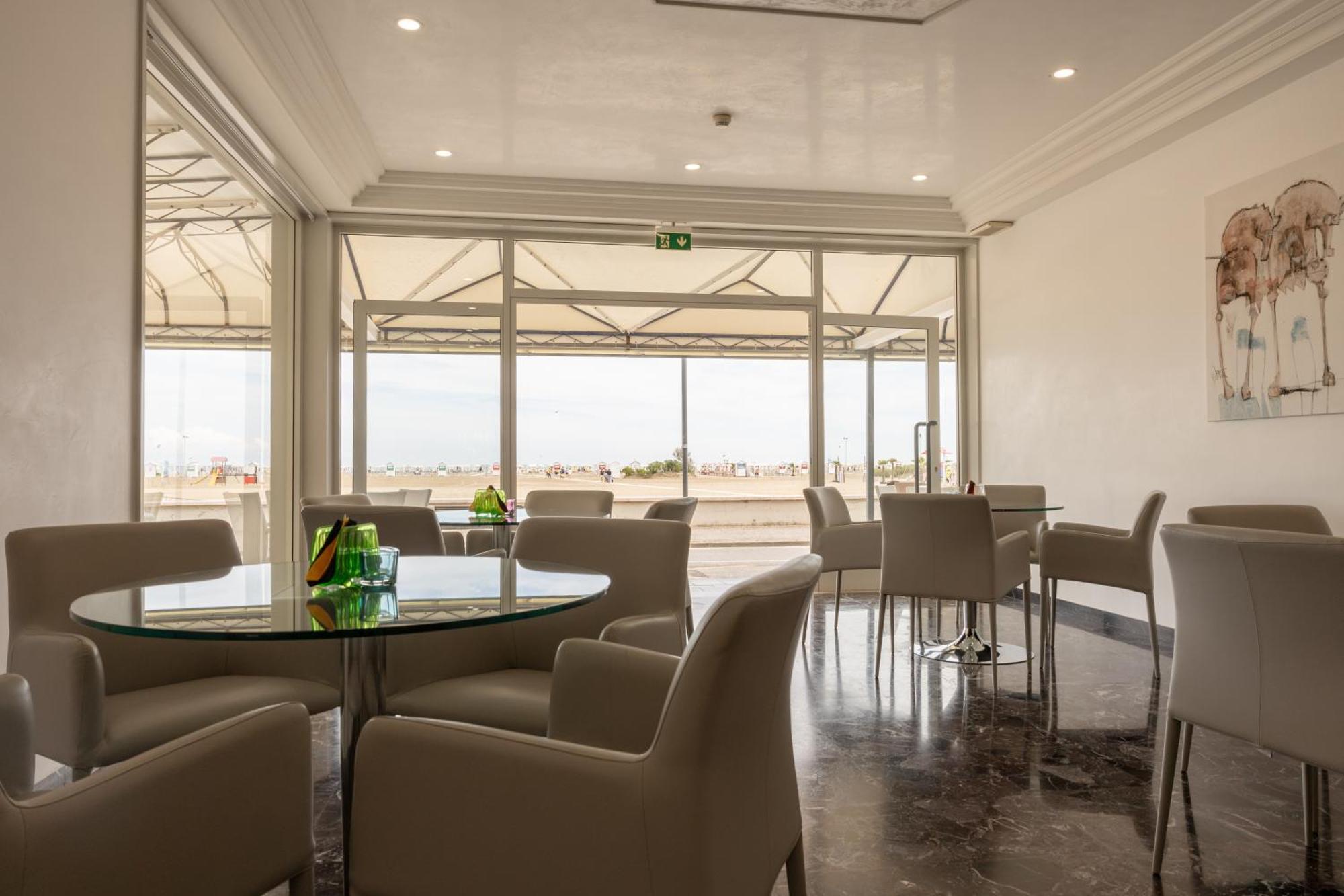 Hotel Riviera Каорле Екстериор снимка