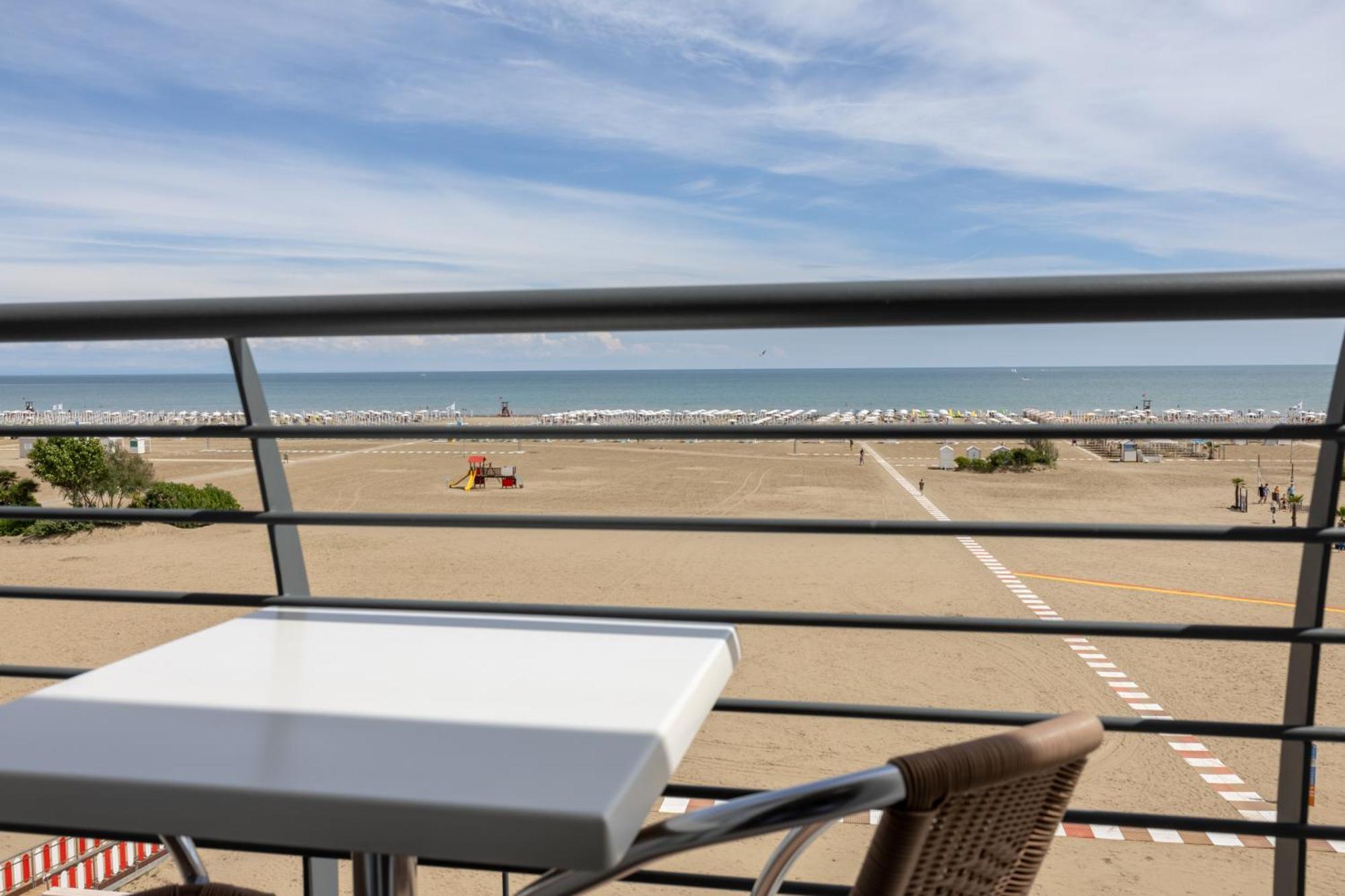 Hotel Riviera Каорле Екстериор снимка