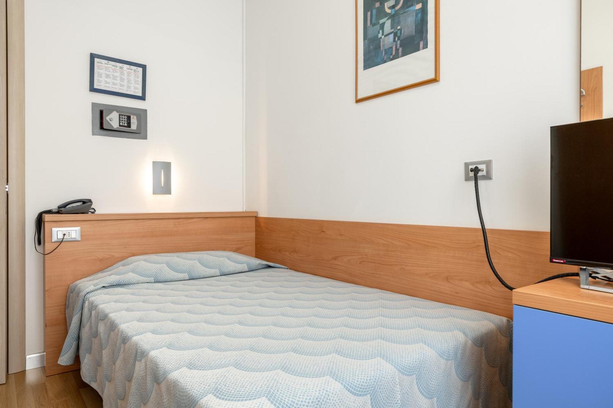 Hotel Riviera Каорле Екстериор снимка
