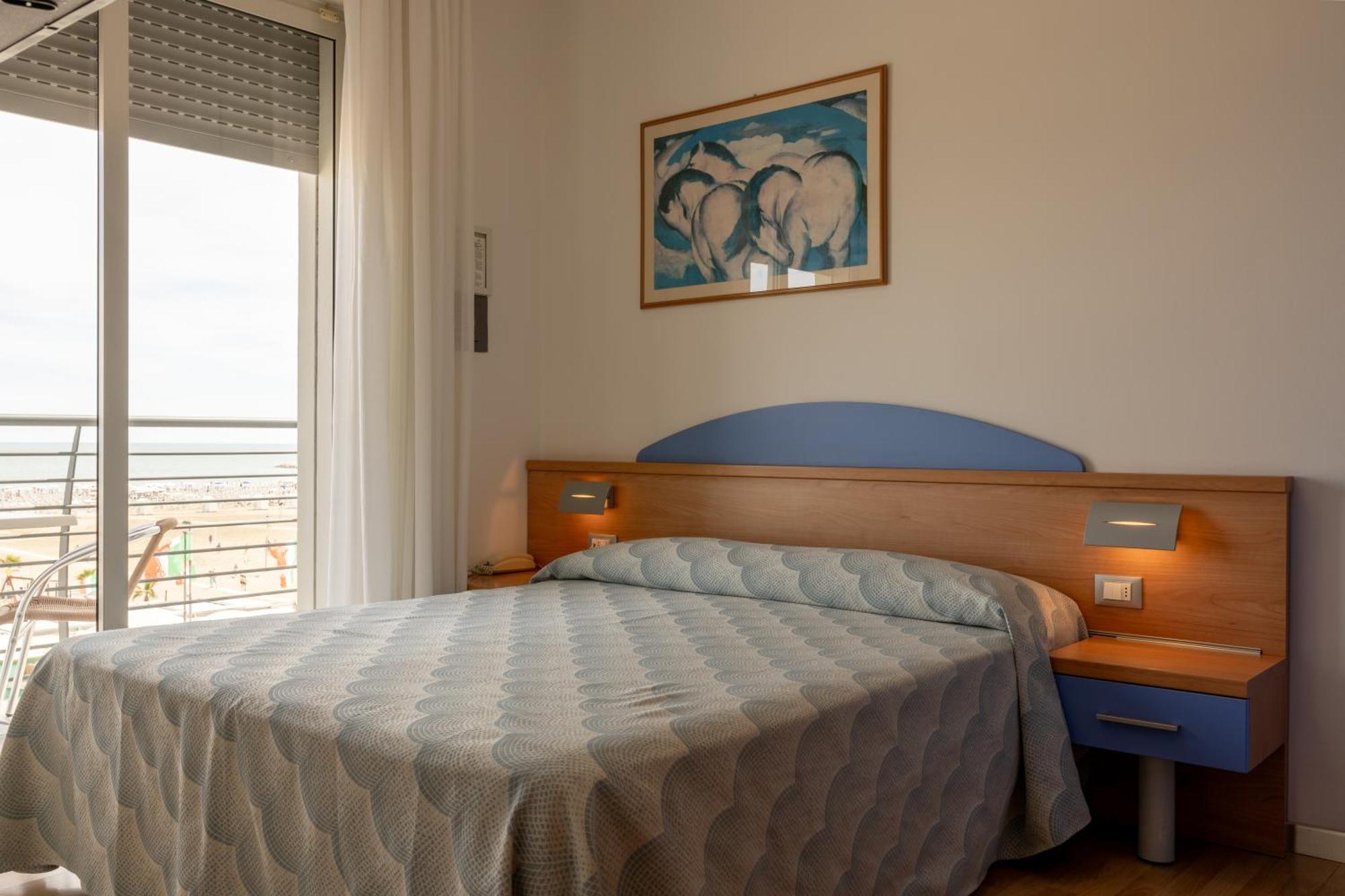 Hotel Riviera Каорле Екстериор снимка