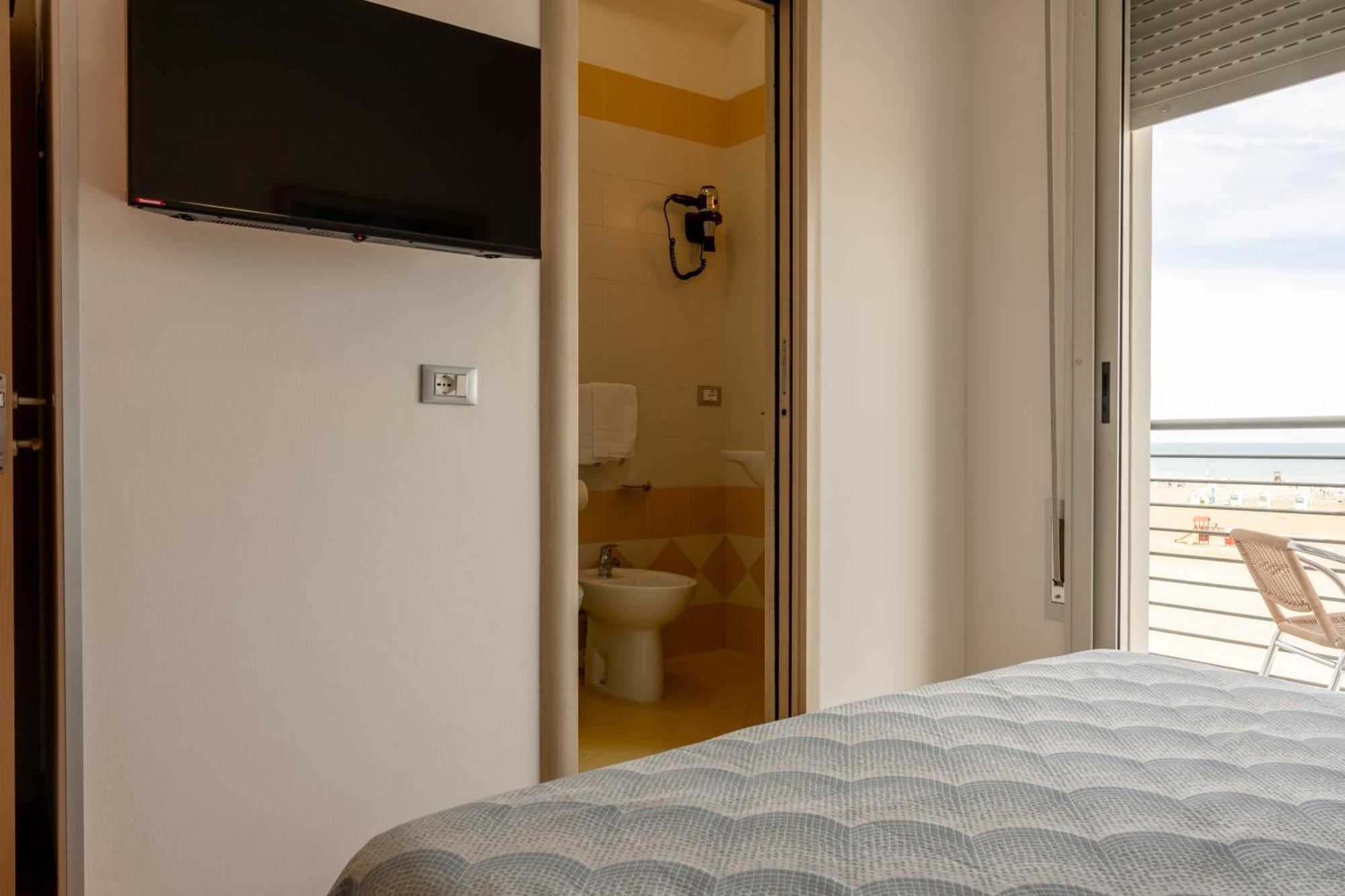 Hotel Riviera Каорле Екстериор снимка