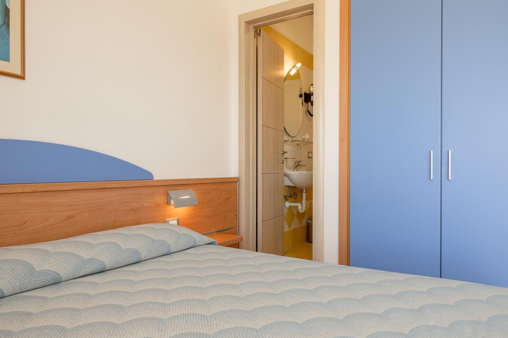 Hotel Riviera Каорле Екстериор снимка