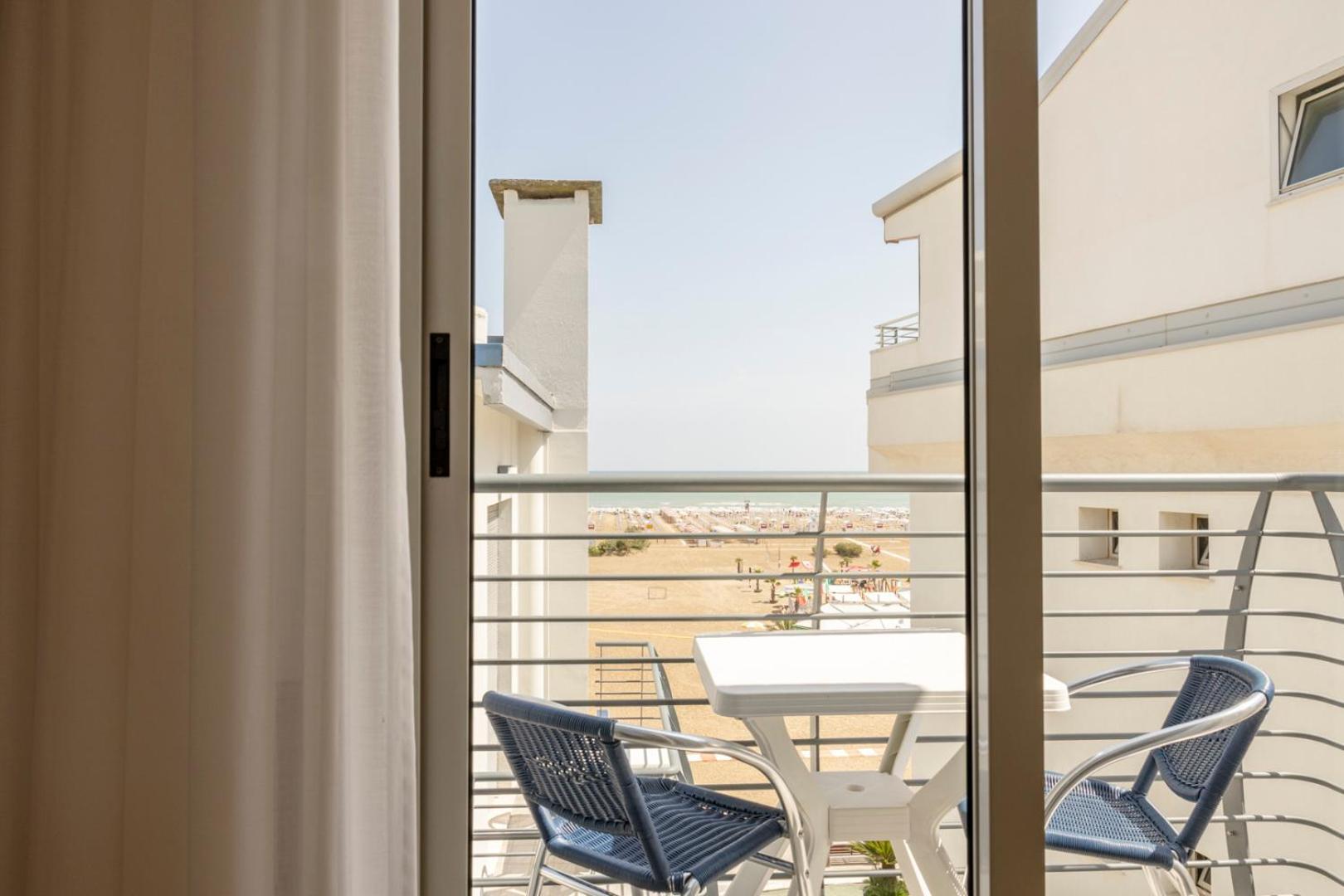 Hotel Riviera Каорле Екстериор снимка