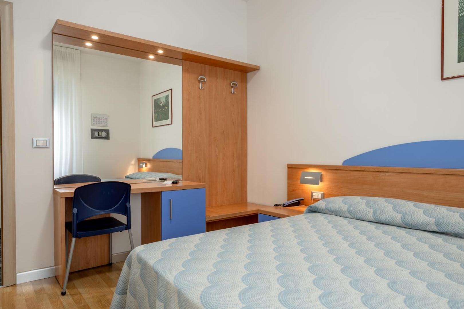 Hotel Riviera Каорле Екстериор снимка
