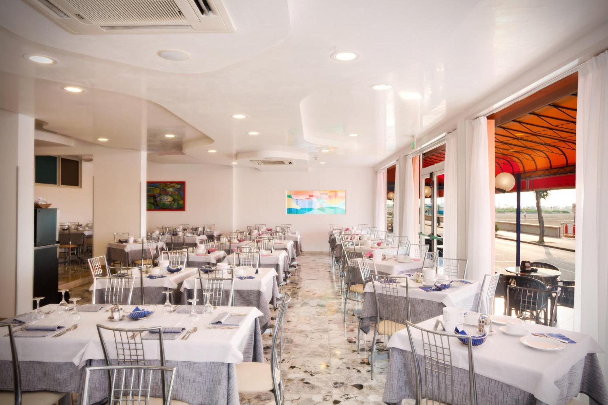 Hotel Riviera Каорле Екстериор снимка