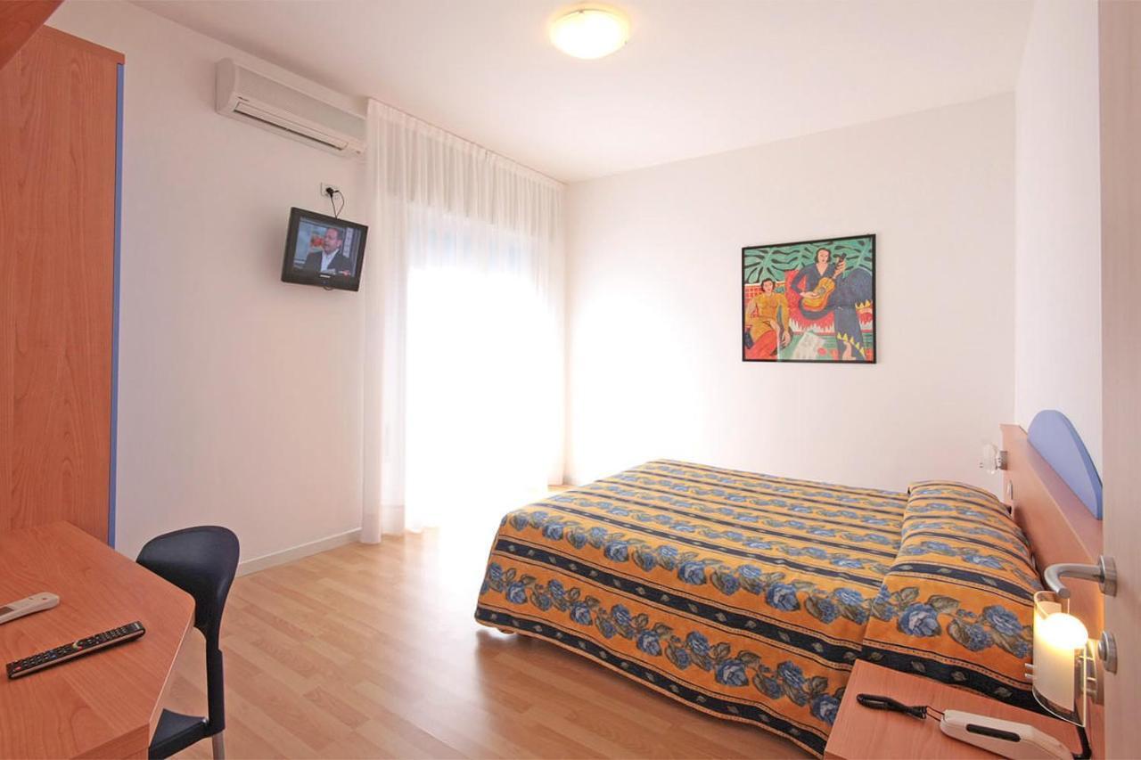 Hotel Riviera Каорле Стая снимка